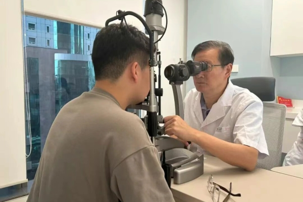 医德医风 | 象魔眼科李拓：怀仁心步履不停，，用人文温度点亮每一分光明希望